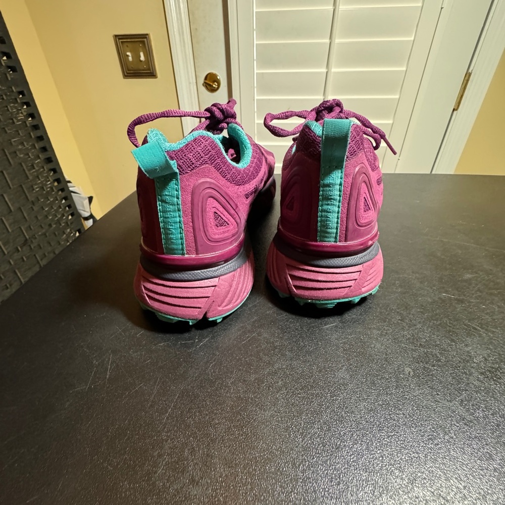 The North Face size 7.5 sneakers - Picture 10 of 12